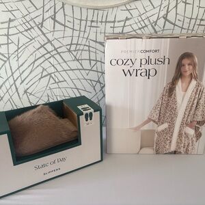 Premier Comfort Plush Wrap and State of Day Slippers Size 7-8